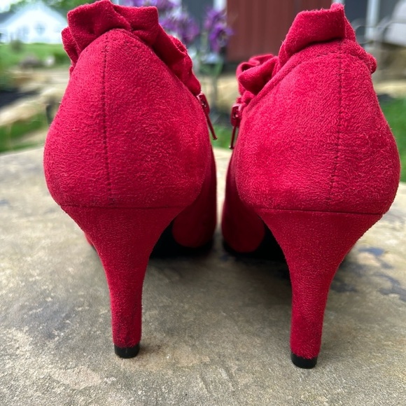 Covington red faux suede heeled booties size 7 M with ruffle at ankle side zip - Picture 4 of 14